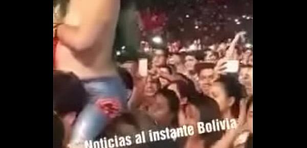  Boliviana muestra las tetas en concierto de nicky jam y le roban